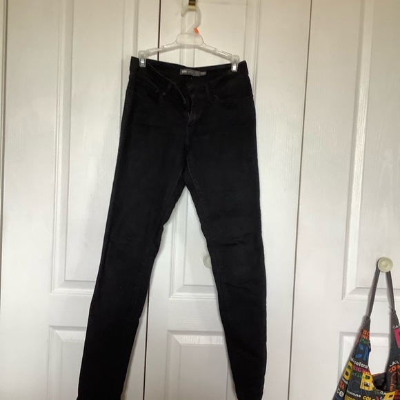 Black mid rise Levi skinny jeans